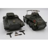 2 Blechspielzeuge: Kettenradpanzer mit Uhrwerkantrieb wohl TIPPCO "100 Schuss Panzer" ca. L 23,5cm