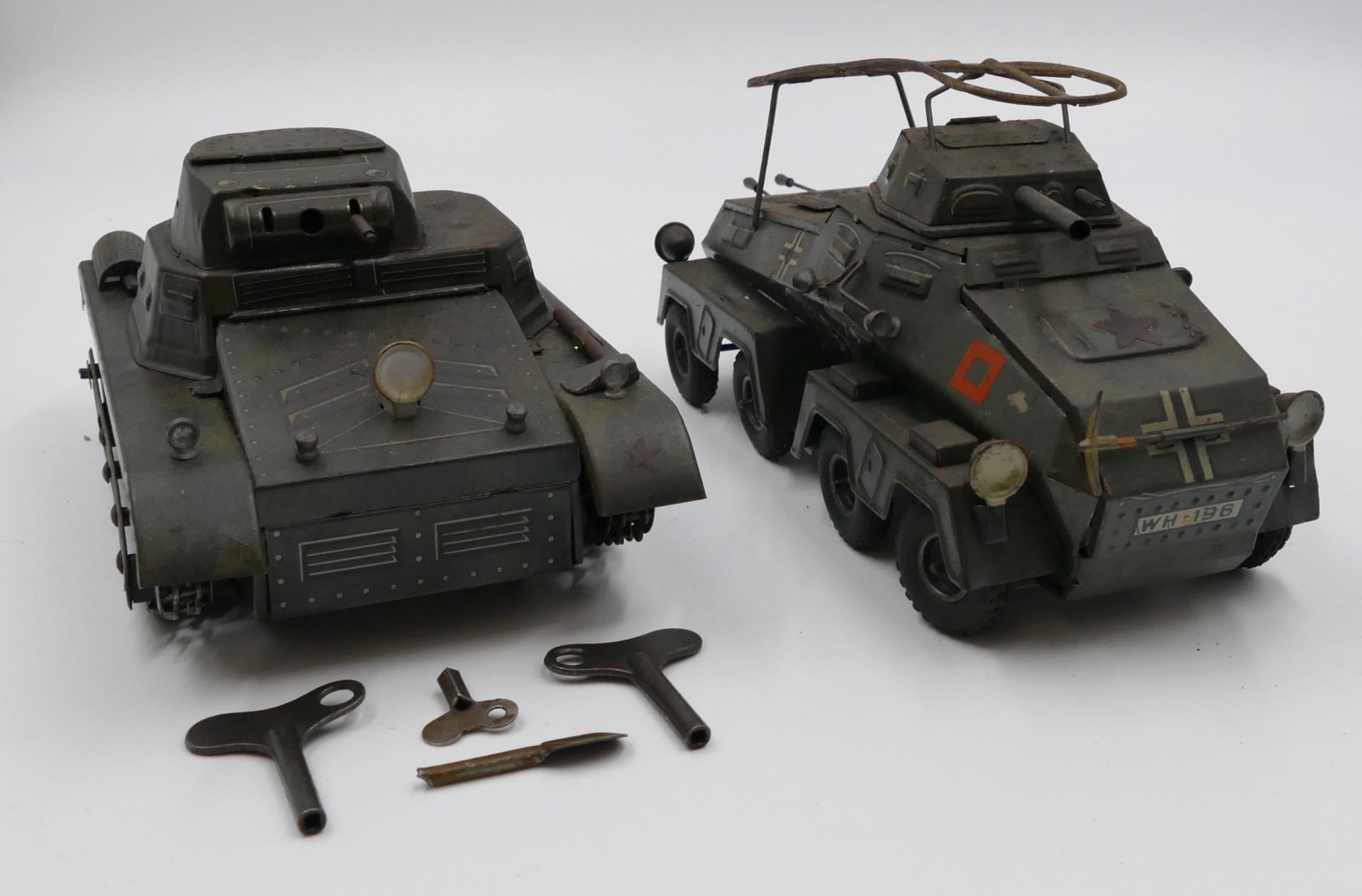 2 Blechspielzeuge: Kettenradpanzer mit Uhrwerkantrieb wohl TIPPCO "100 Schuss Panzer" ca. L 23,5cm