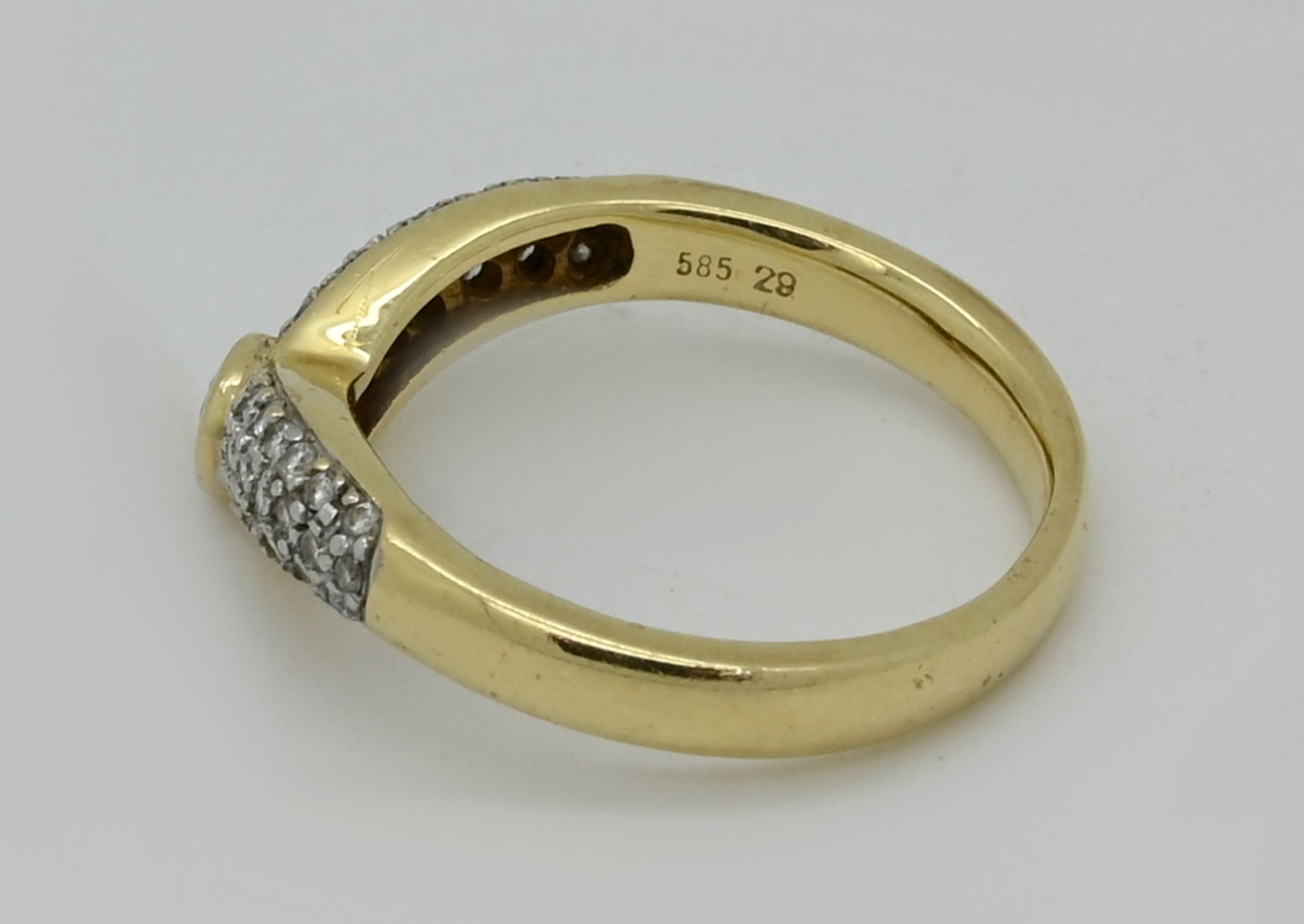 1 Damenring GG 14ct., zentral Brillant wohl ca. 0,2ct. und Brillantpavé, Ringgr. ca. 61, Tsp. - Image 2 of 2