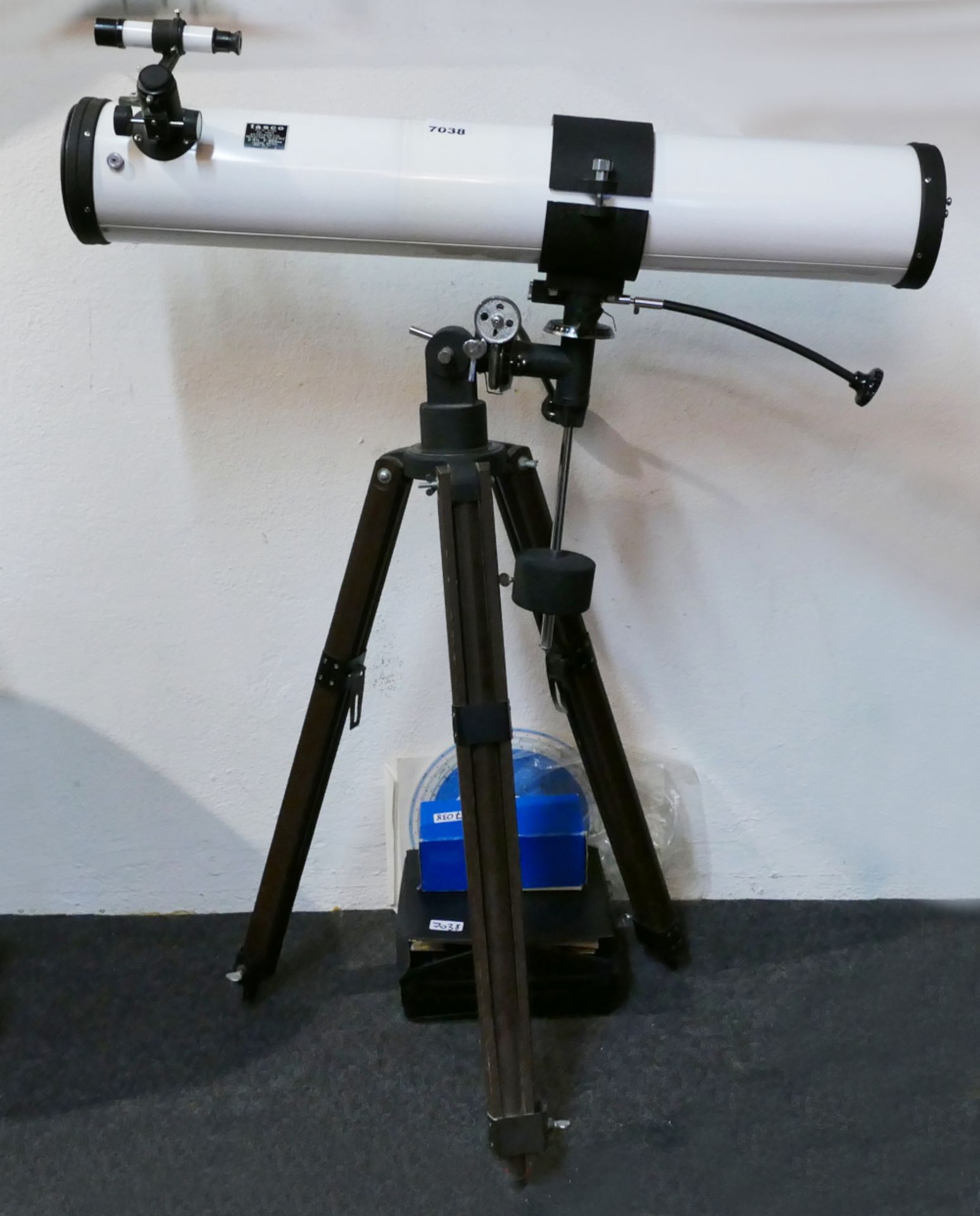 1 astronomisches Reflexionsteleskop TASCO, Japan "No. 11T, D=4,5, F= 900 mm" sowie versch. Bedienung