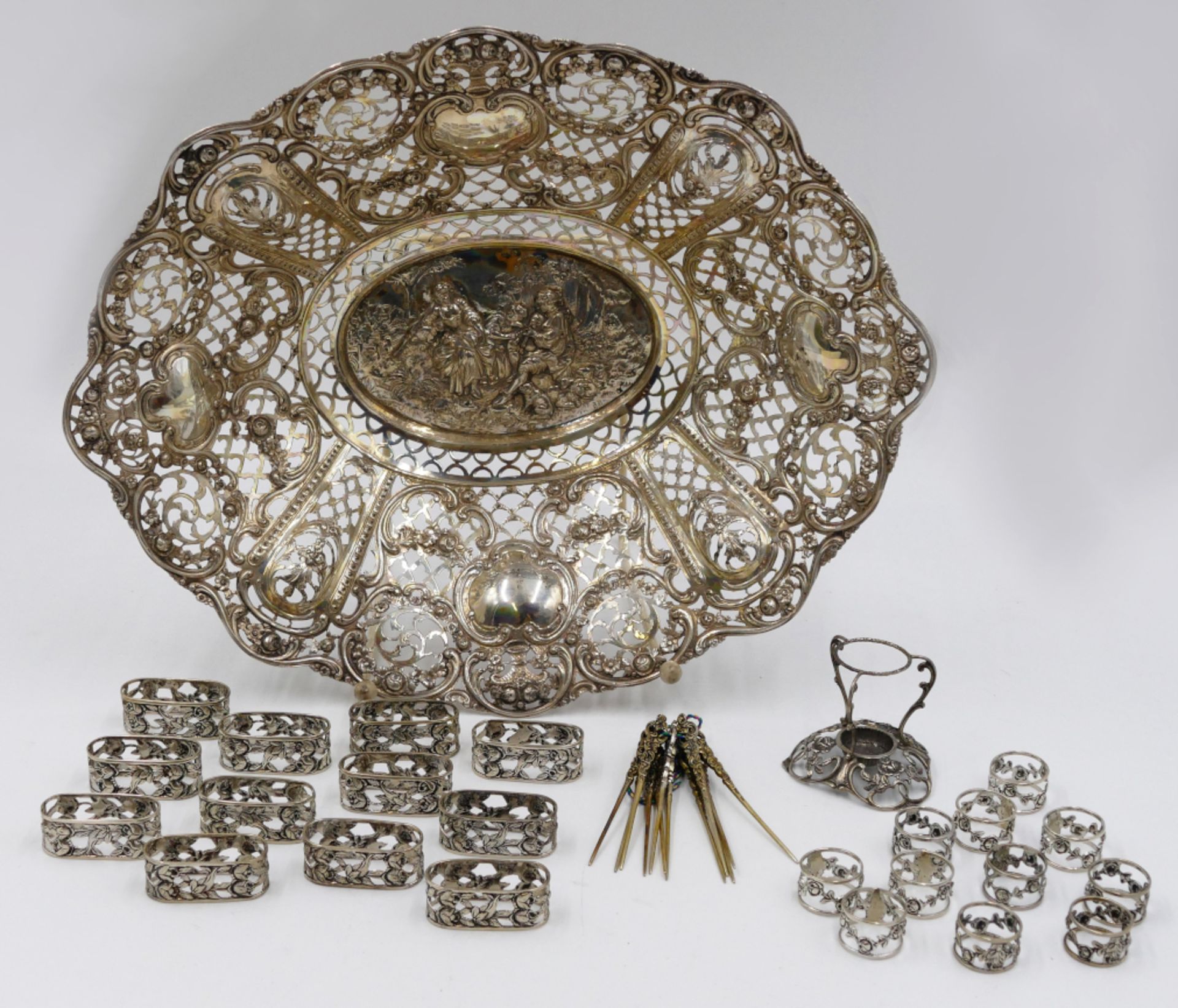 1 Schale Silber 800 (L ca. 35cm, B ca. 29cm, H ca. 7,5cm) sowie Besteckteile, Serviettenhalter u.a.,