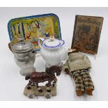 1 großes Konv. Puppenstubenzubehör: Miniatur-Porzellanservice, Kochgeschirr, Küchenutensilien, Kaufm
