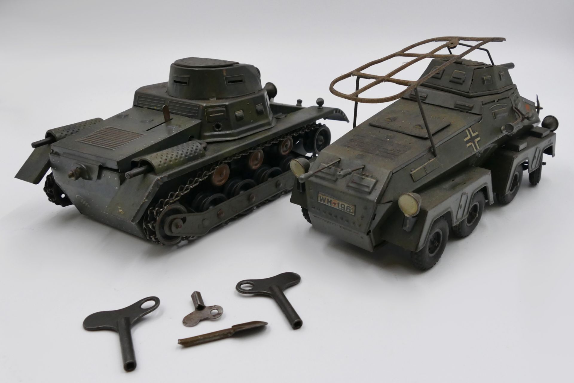 2 Blechspielzeuge: Kettenradpanzer mit Uhrwerkantrieb wohl TIPPCO "100 Schuss Panzer" ca. L 23,5cm - Bild 2 aus 2