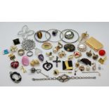 1 Konv. Schmuck: Silber/Mode/Metall u.a., z.T. mit Halbedelsteinen und Granate sowie Armbanduhren, j