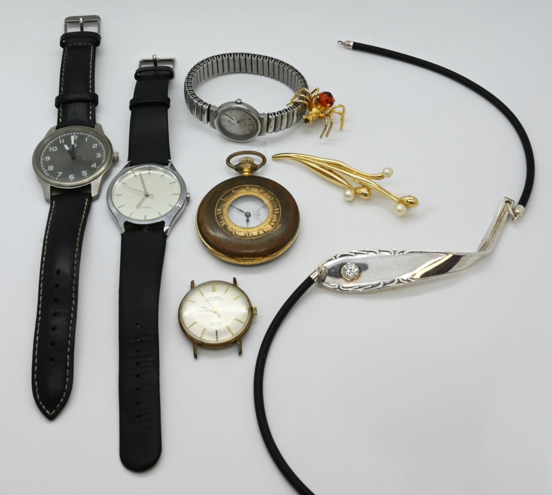 1 Konv. Schmuck: Mode/Metall u.a., z.T. mit Perlen und Halbedelsteinen sowie versch. Uhren, in der S
