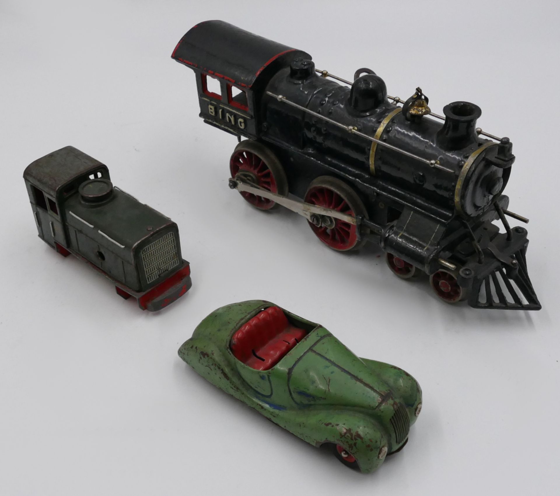 3 Teile Blechspielzeug: 1 Dampflokomotive BING Gusseisen bemalt mit Uhrwerkantrieb und Aufziehschlüs - Bild 2 aus 2