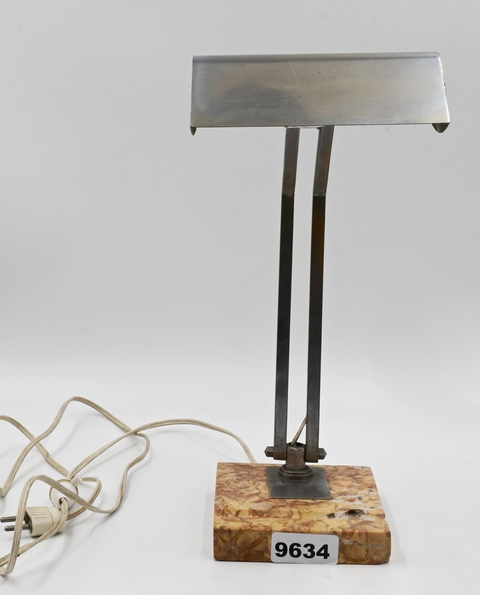 1 Schreibtischlampe lt. EL Belgien im Art déco-Stil Metallgestell, Marmorfuß mit Stiftablage, ca. H