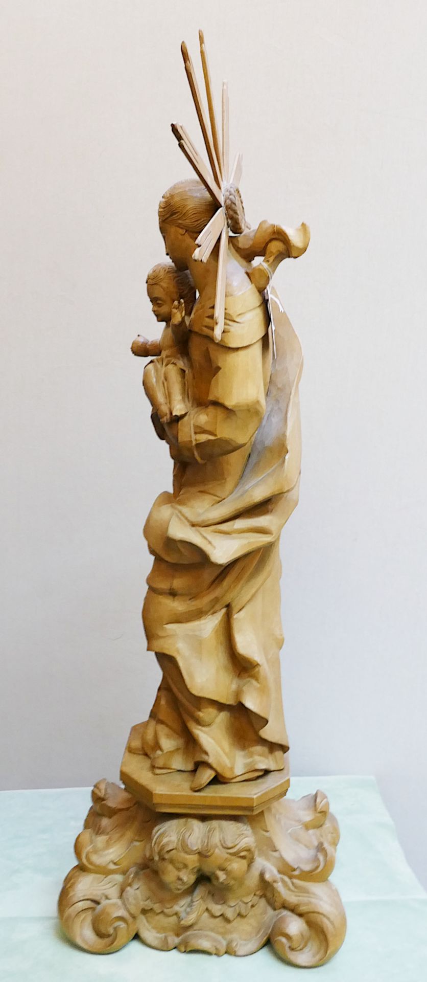 1 Holzfigur wohl 1960er Jahre Holz unbemalt vollrund beschnitzt ca. H mit Sockel und Strahlenkranz c - Image 4 of 4