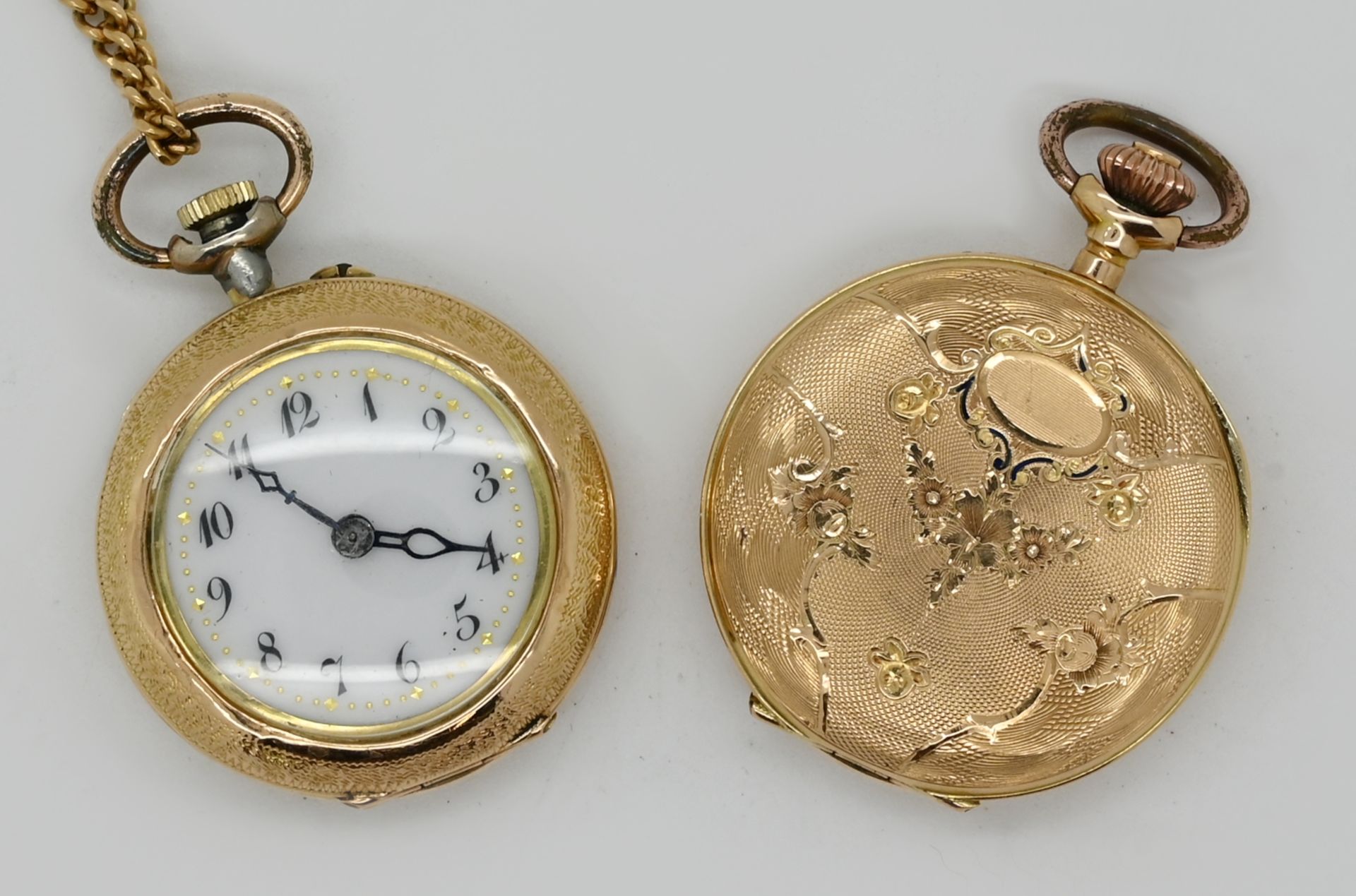 2 Damentaschenuhren je GG 14ct., je um 1900, z.T. mit Monogramm, je graviert und ziseliert, mit eine