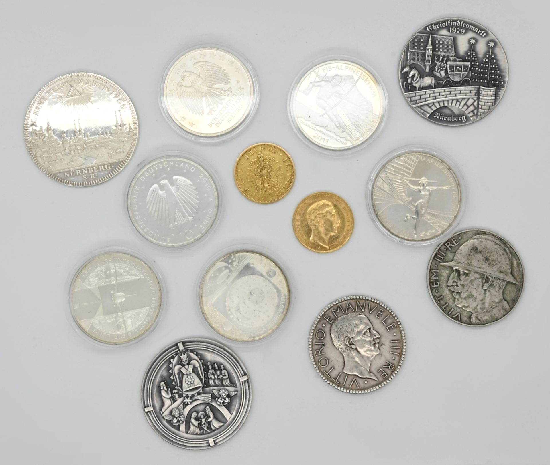 2 Münzen je GG, je Dt. Reich, je 20 Mark, datiert 1877 und 1908, wohl aus der Zeit, Silber/Metall u.