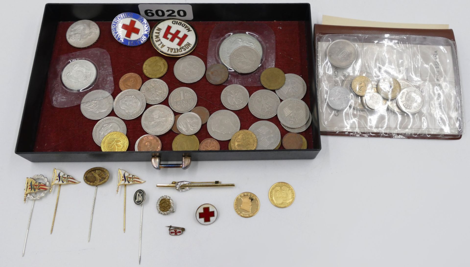 2 Medaillen je GG 917 (§§86/86a StGB), Zahlgeld und Münzen verschieden sowie versch. Anstecknadeln,