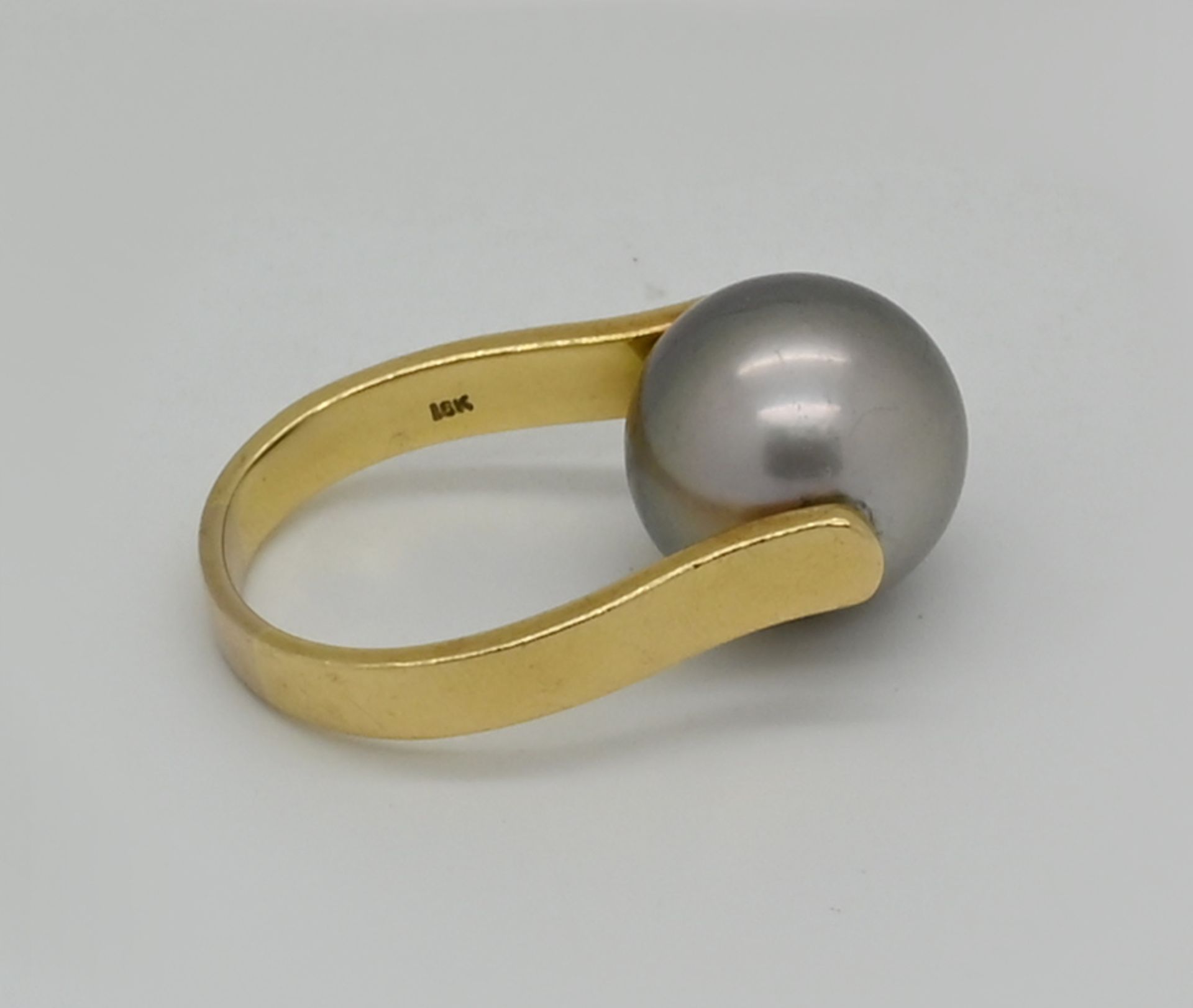 1 Damenring GG 18ct., mit grauer Perle, Durchmesser bis zu ca. 1,4cm, Ringgr. ca. 56, Tsp. - Bild 2 aus 2