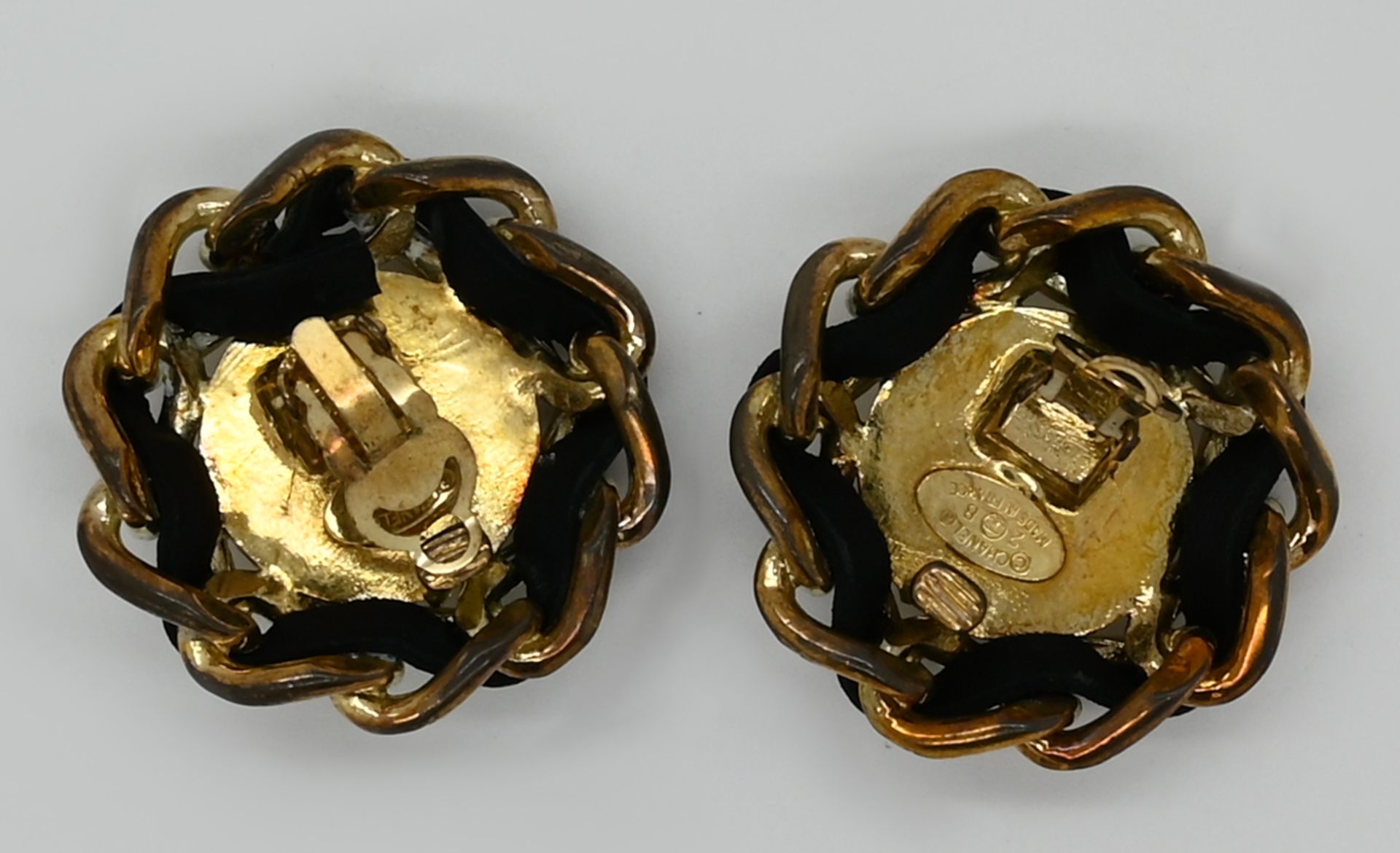 1 Paar Ohrclips CHANEL, Metall vergoldet, mit Leder, Durchmesser ca. 4,3cm, Tsp. - Image 2 of 2