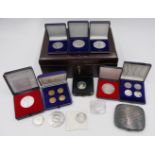 4 Medaillen Europa, wohl je GG, 1 Konv. Münzen/Medaillen: Silber, Metall u.a.,