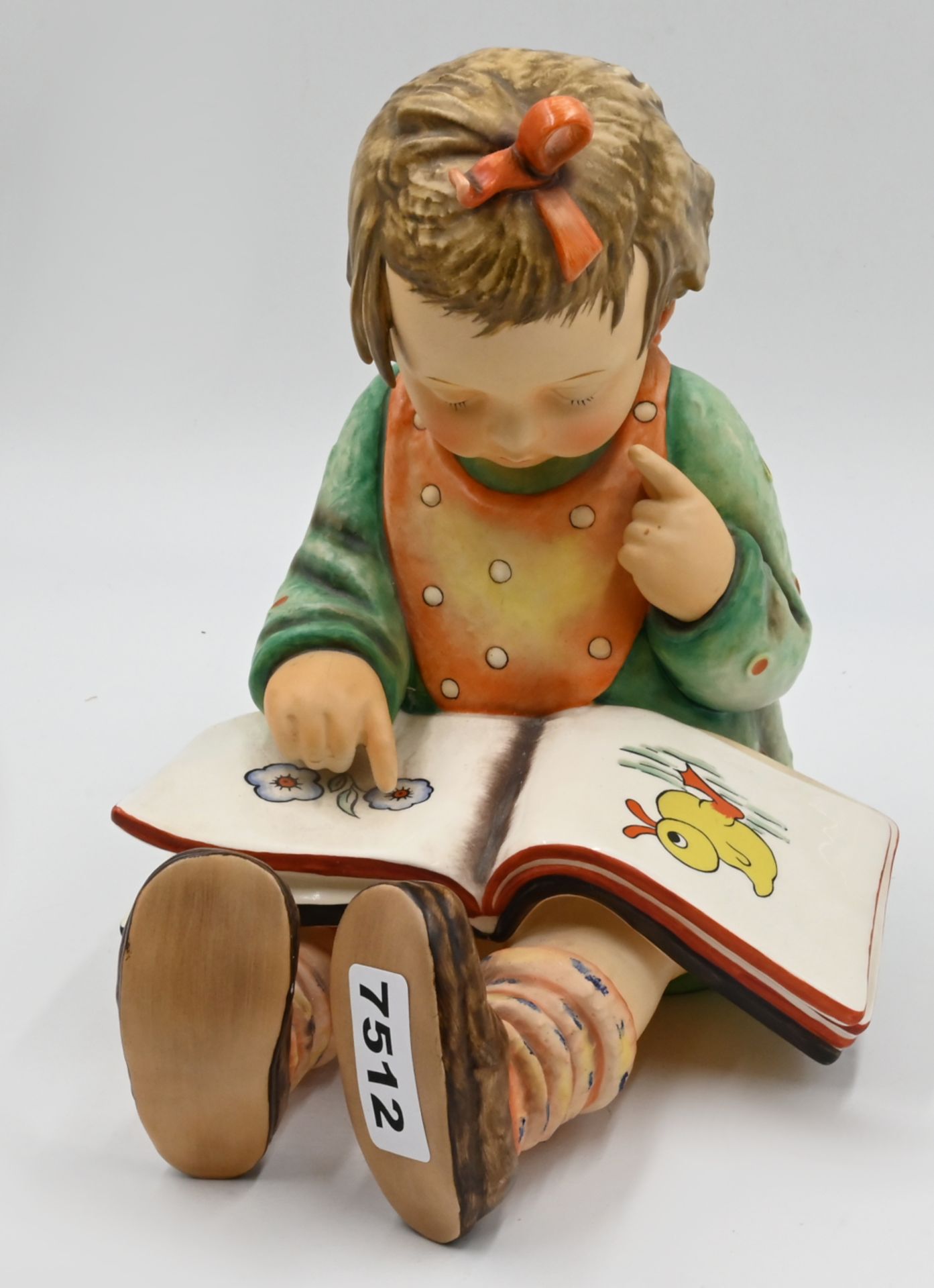 1 Hummelfigur Porzellan GOEBEL W. Germany 2. Wahl "Bücherwurm" Modellnr. 3/III, ca. H 25cm, min. Asp - Bild 2 aus 3