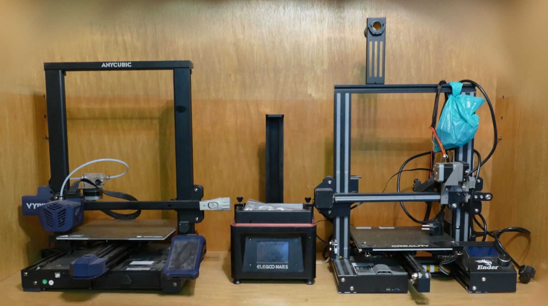 4 Maschinen: 3x 3D-Drucker: ANYCUBIC "Vyper" und CREALITY "Ender 3", ELEGOO "Mars" sowie 1 Laserschn