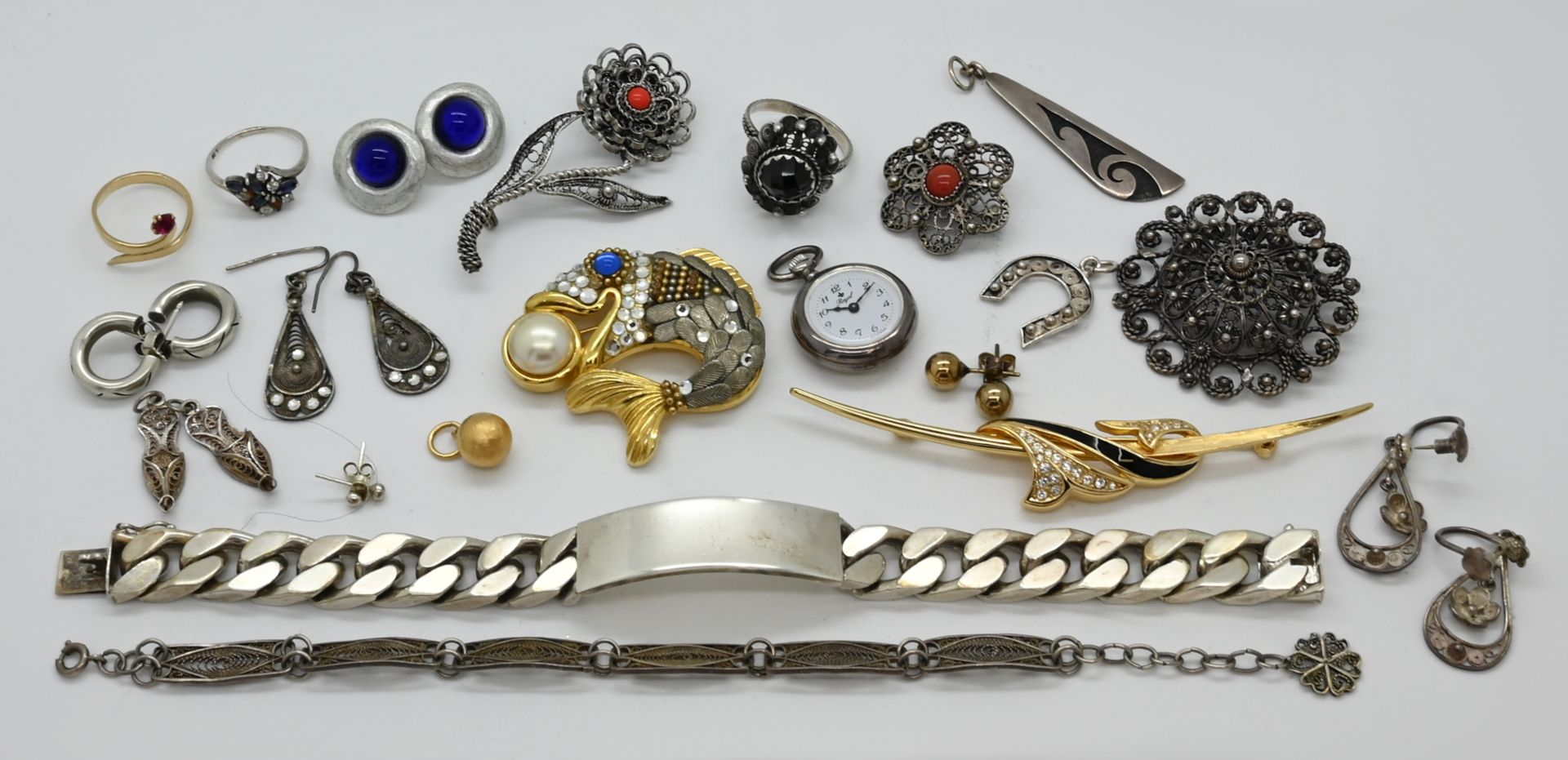 1 Konv. Schmuck: GG (wohl 1-3 Teile), Silber (wohl ca. 10 Teile), Mode/Metall u.a., z.T. mit Koralle