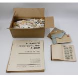 1 Konv. Briefmarken v.a. lose in Tüten/Schachtel/Kartons: Bayern, BRD, Alle Welt sowie 1 Mappe mit v