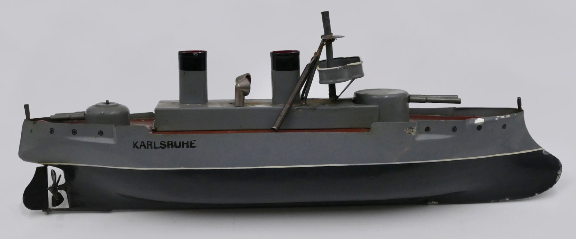 1 Schlachtschiff wohl BING, Nürnberg "Karlsruhe" Blech lackiert, Uhrwerkantrieb mit 2 Schornsteinen - Bild 2 aus 3