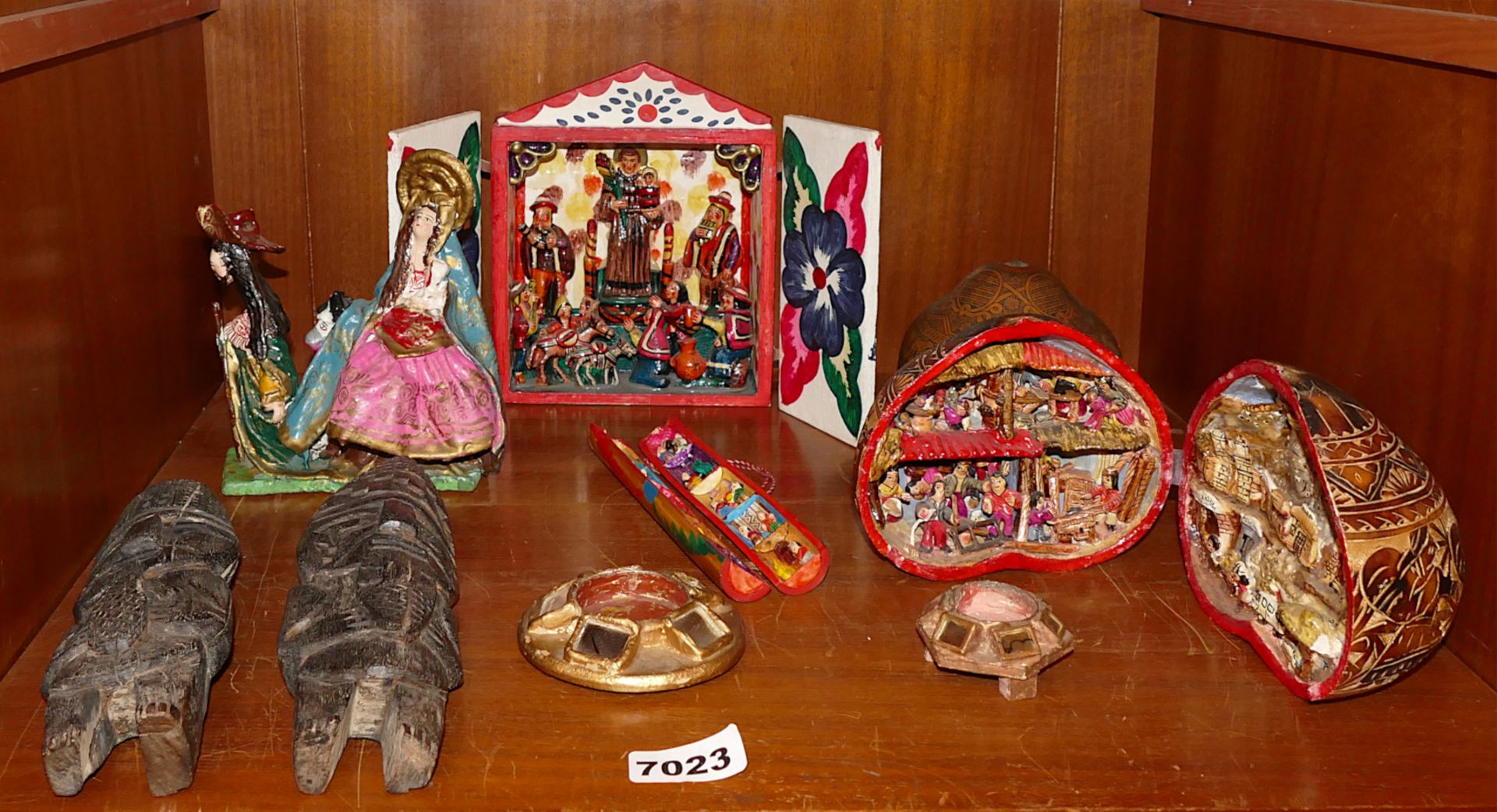 1 Konvolut Dekorationsobjekte/Textilien lt. El. wohl Peru und Guatemala 20. Jh. z.T. Holz u.a. - Image 2 of 3