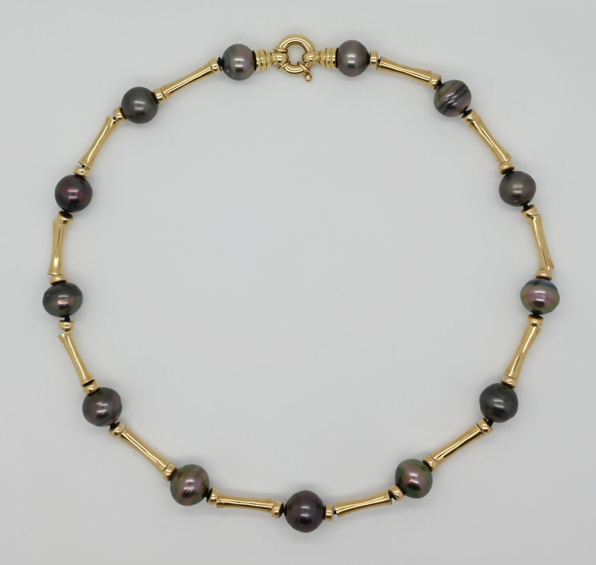 1 Kette GG 14ct., mit dunkelgrauen Perlen, versch. Größen, wohl bis zu ca. 1,3cm, Tsp.