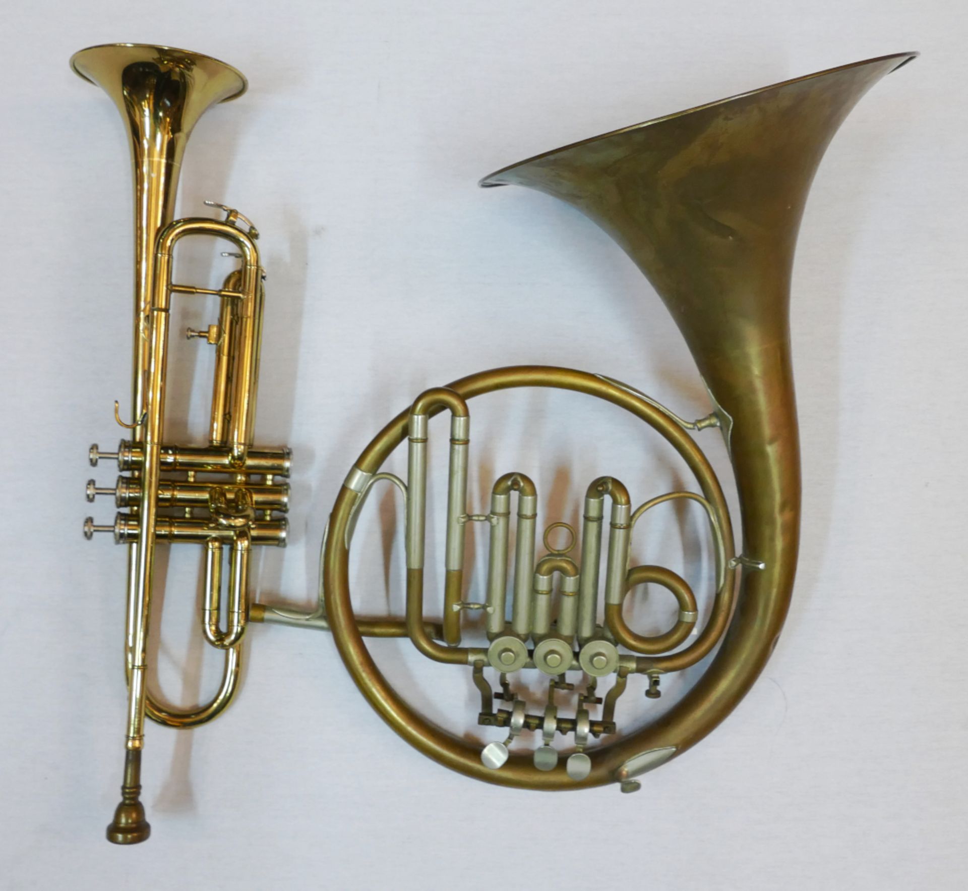 2 Blechblasinstrumente: 1 Trompete Messing num. "R6638" L mit Mundstück ca. 54,5cm, 1 Waldhorn Messi