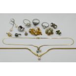 1 Brosche GG 18ct. mit Perlen sowie 1 Konv. Schmuck: wohl vollst. GG/WG 14ct. mit Perlen und kleinen