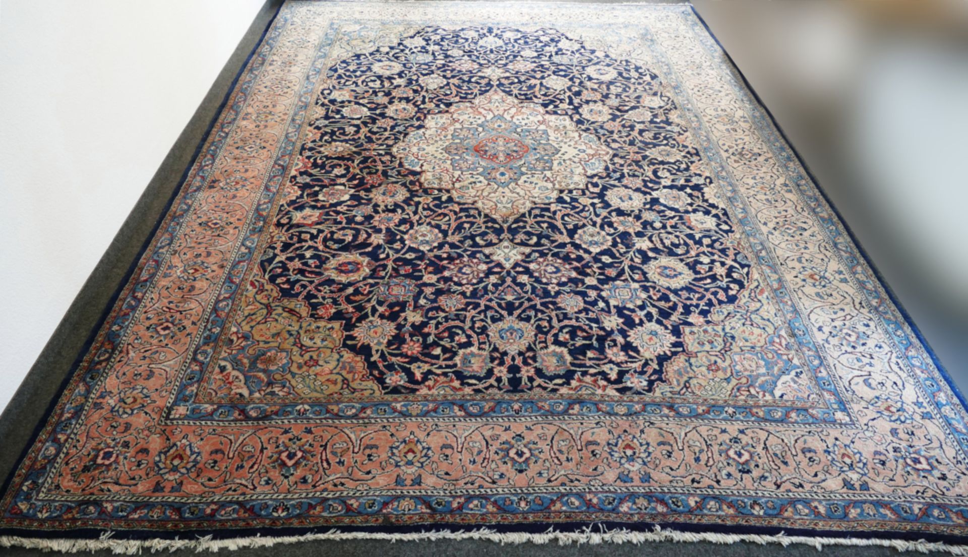 1 Teppich Sarough Persien, Blau/Beigegrundig, ca. 300 x 410 cm, gut erhalten, Gsp. / Asp.