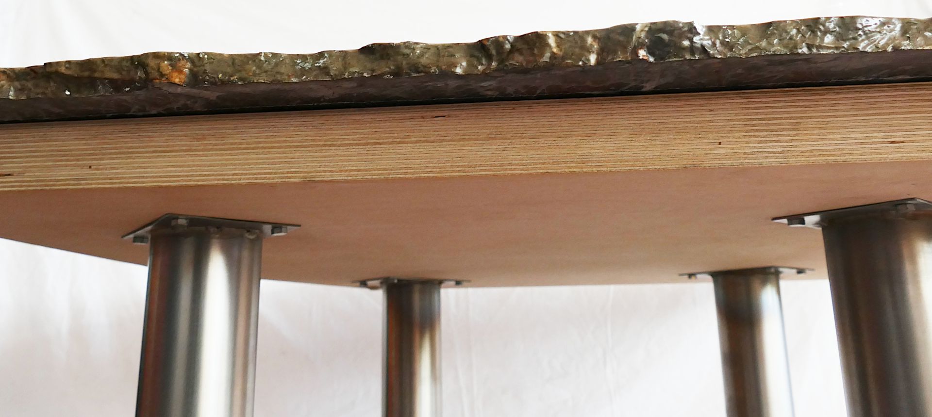 1 moderner Tisch mit Steinplatte (Fossilien), Metallbeine, ca. L 147 x B 123 x H 57, Asp. (Risse / K - Bild 3 aus 5