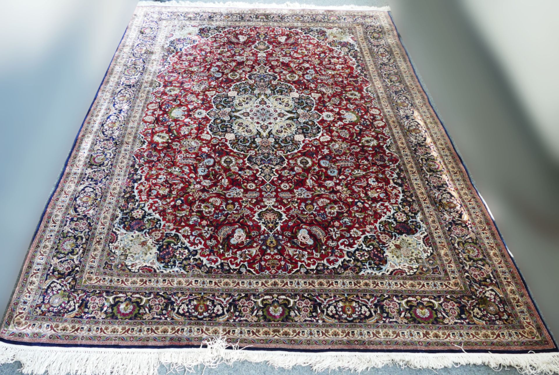 1 Teppich Seide Keshan-Muster, gut erhalten, ca. 251 x 365 cm, Asp.