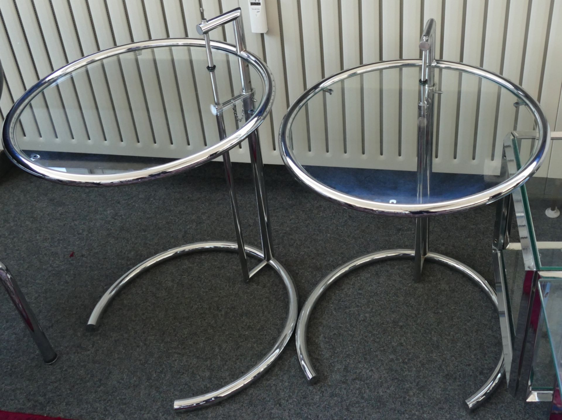 1 Ensemble Design-Möbel: Replika drehbare Stühle im Stil Fauteuil Tournant, Glastische divers  - Bild 2 aus 10