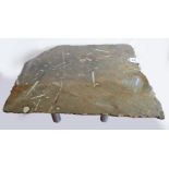 1 moderner Tisch mit Steinplatte (Fossilien), Metallbeine, ca. L 147 x B 123 x H 57, Asp. (Risse / K