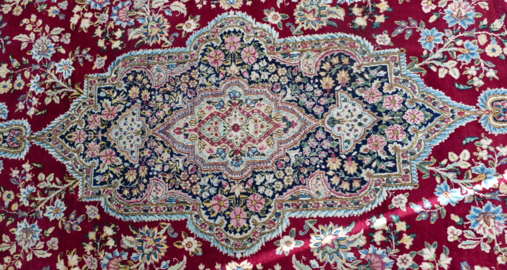 1 Teppich Kirman rotgrundig, Rosette, ca. 306 x 437 cm, gut erhalten, Asp. - Bild 5 aus 5