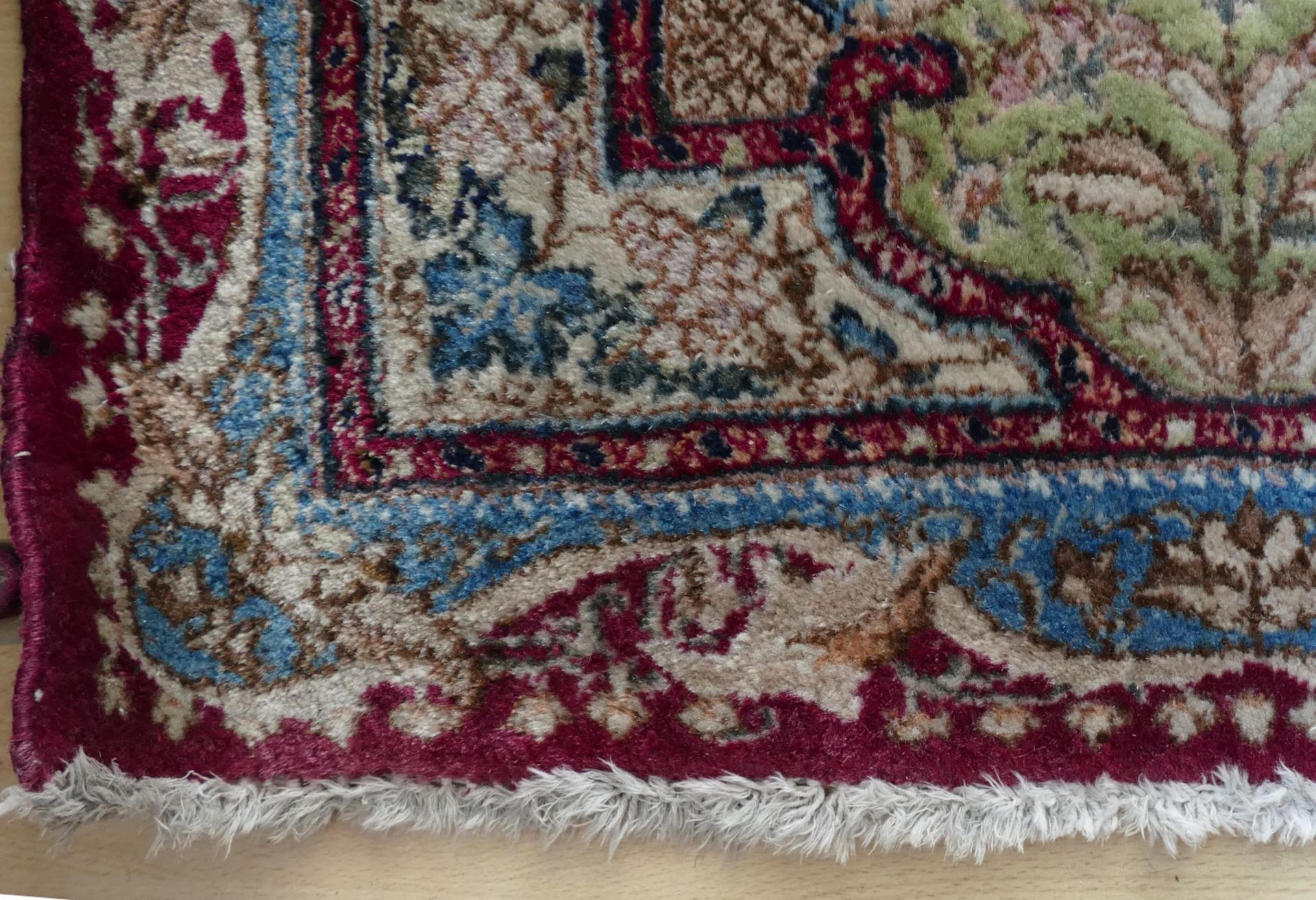 1 Teppich Kirman rotgrundig, Rosette, ca. 306 x 437 cm, gut erhalten, Asp. - Bild 2 aus 5