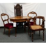 4 Stühle Holz mit ovalen Tisch, z.T. besch., 19./20 Jh., Asp