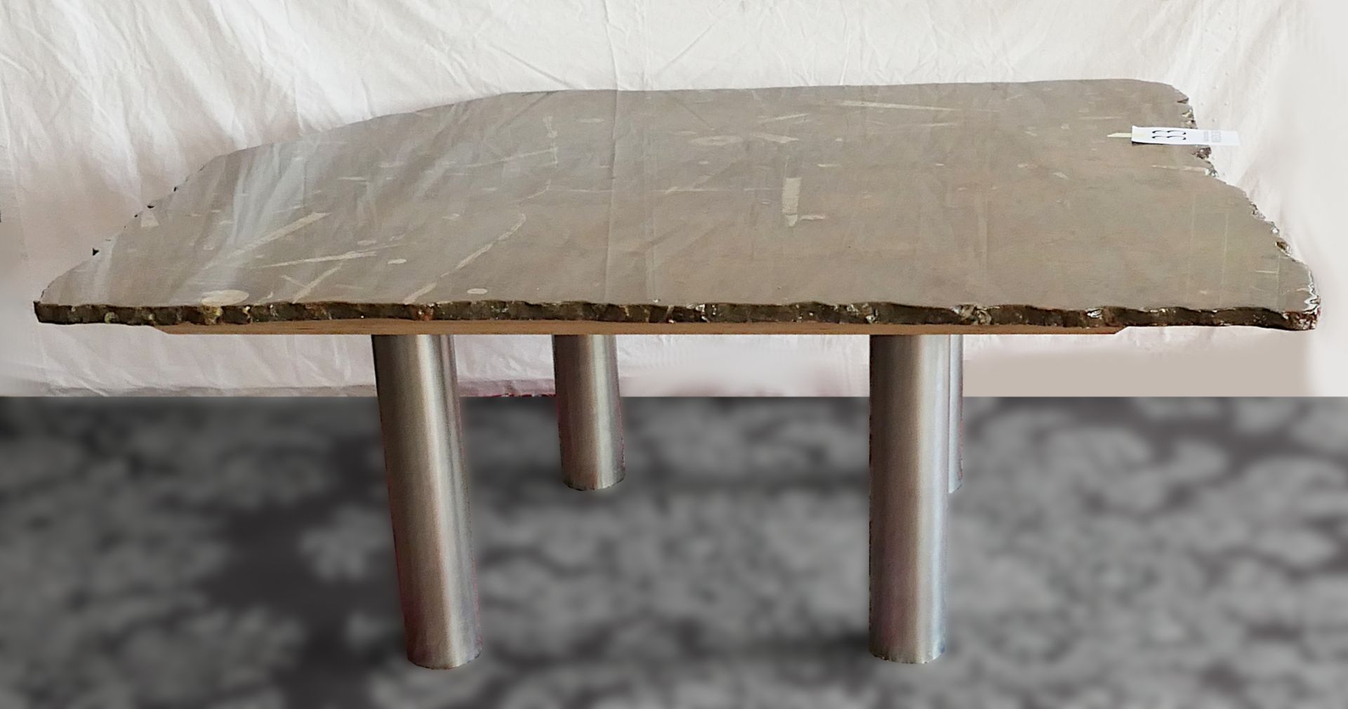 1 moderner Tisch mit Steinplatte (Fossilien), Metallbeine, ca. L 147 x B 123 x H 57, Asp. (Risse / K - Bild 2 aus 5