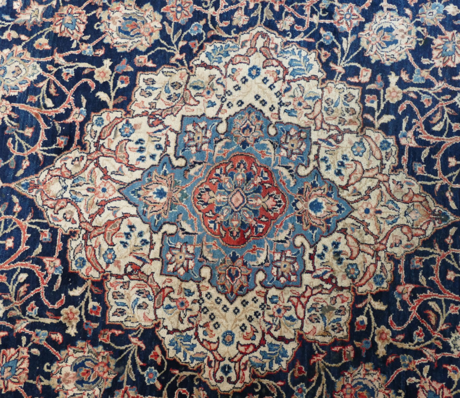 1 Teppich Sarough Persien, Blau/Beigegrundig, ca. 300 x 410 cm, gut erhalten, Gsp. / Asp. - Bild 2 aus 3