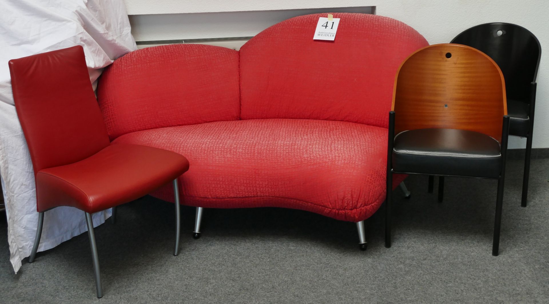 Modernes 2-Sitzer-Sofa, sowie 3 Stühle, z.T. besch, Asp.