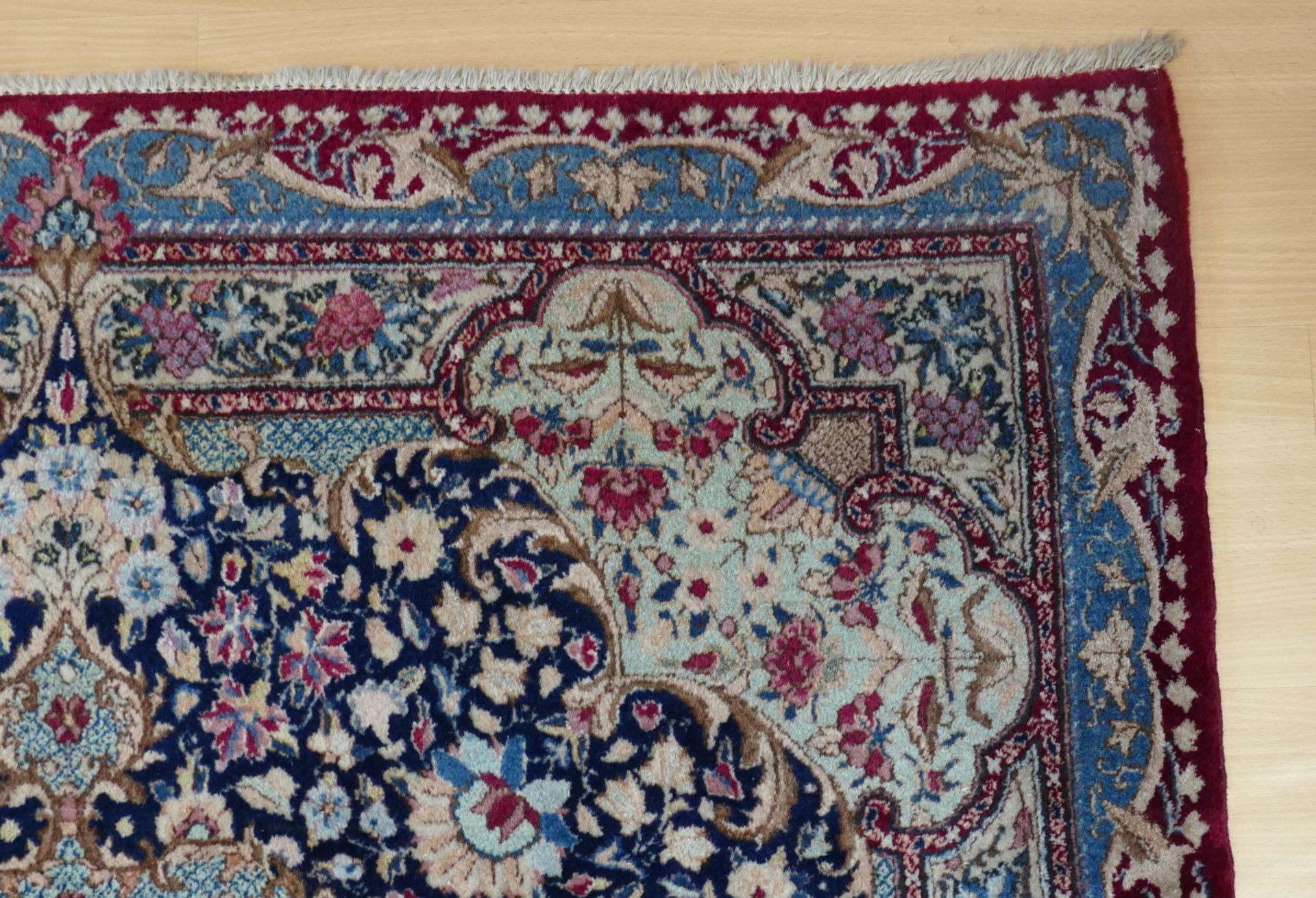 1 Teppich Kirman rotgrundig, Rosette, ca. 306 x 437 cm, gut erhalten, Asp. - Bild 4 aus 5