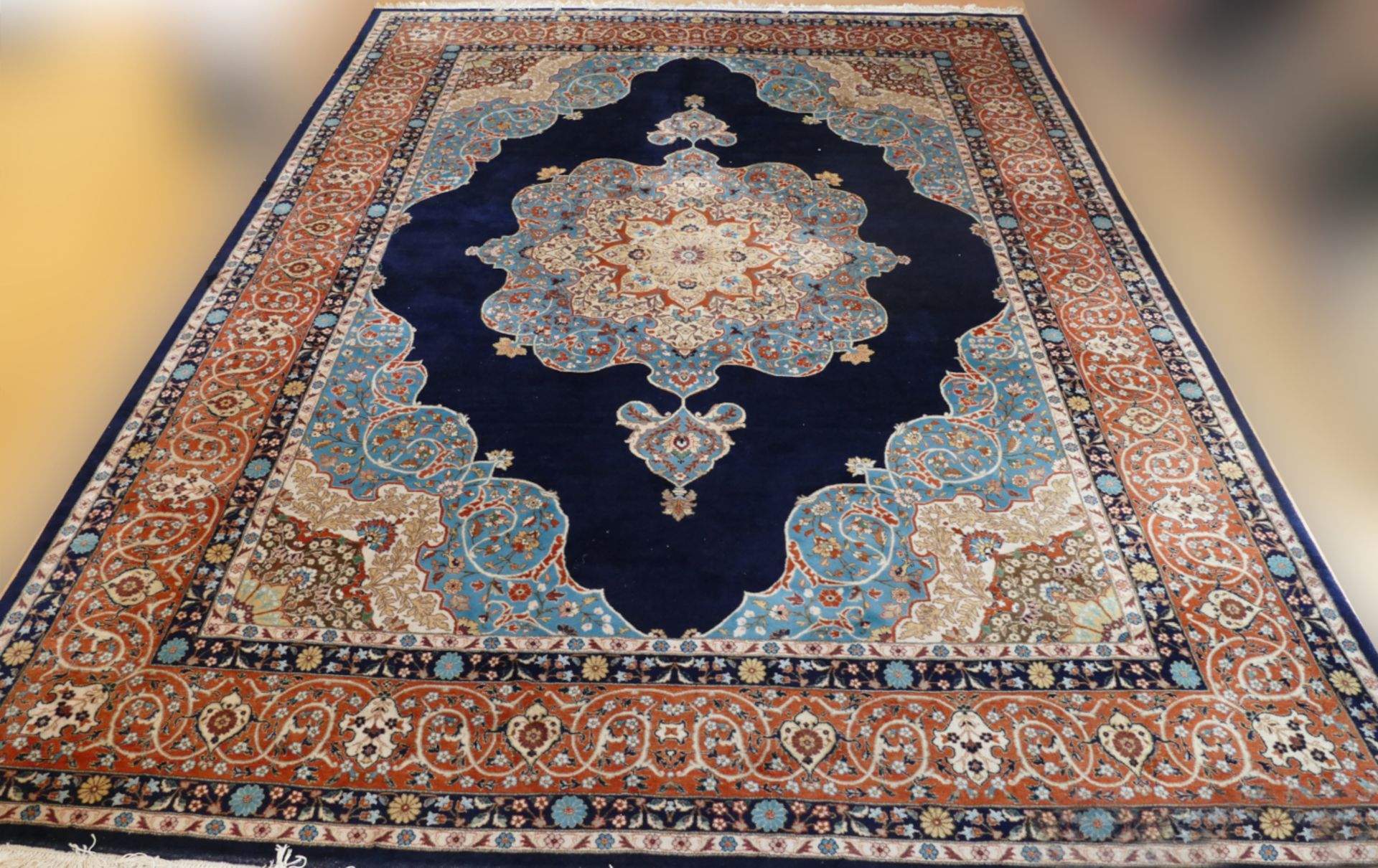 1 Teppich Täbriz, blaugrundig, Rosette, ca. 300 x 400 cm, gut erhalten, Asp