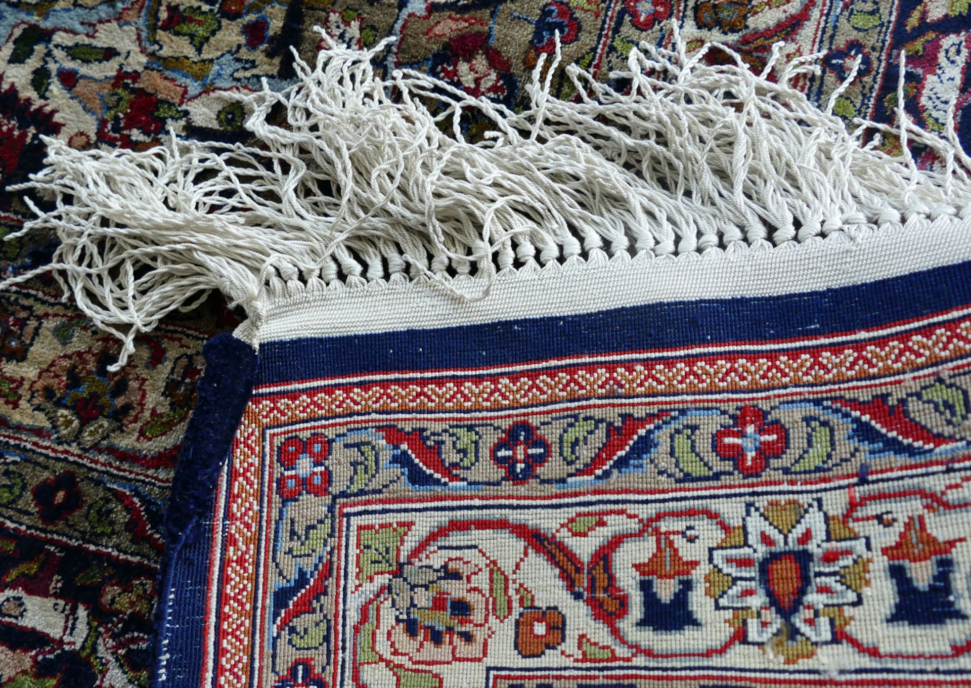 1 Teppich Seide Keshan-Muster, gut erhalten, ca. 251 x 365 cm, Asp. - Image 2 of 2