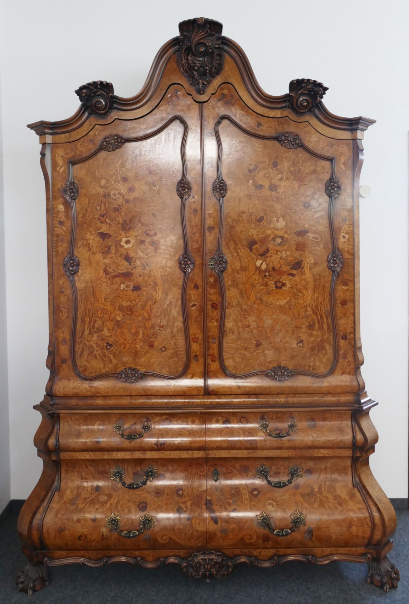 1 Prunkschrank Stilmöbel Barock-Stil, reich intarsiert und geschnitzt, Löwenfüße, ca H 242 x B 160 x