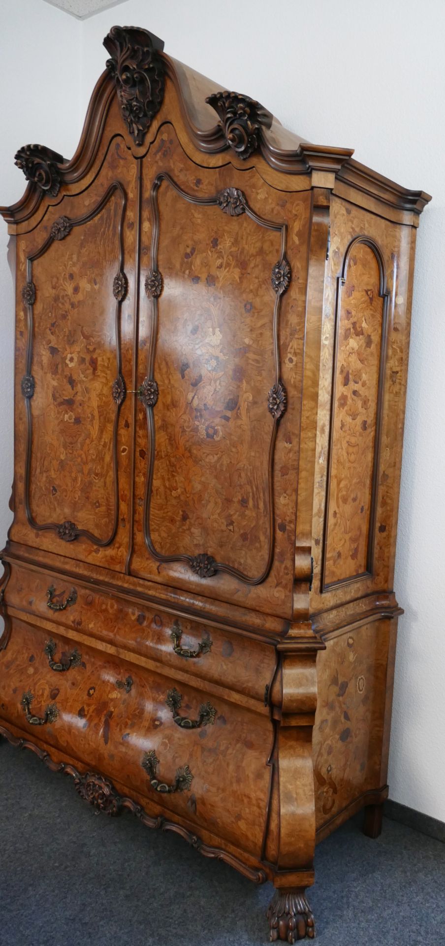 1 Prunkschrank Stilmöbel Barock-Stil, reich intarsiert und geschnitzt, Löwenfüße, ca H 242 x B 160 x - Bild 2 aus 6