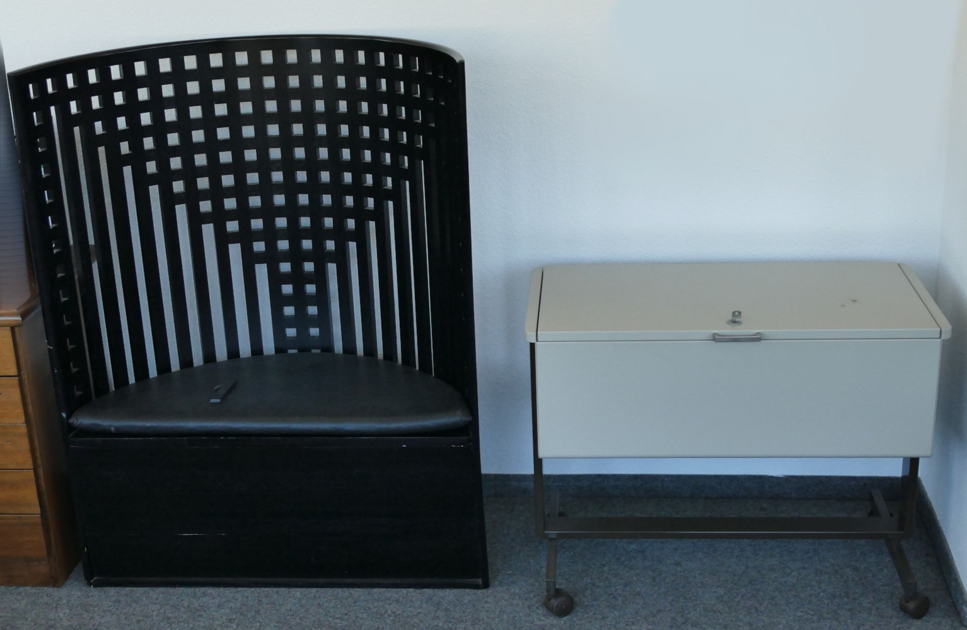 1 Posten Büromöbel sowie Design-Bank (ohne Kleinwaren und Büromaterial) Asp. - Bild 2 aus 4