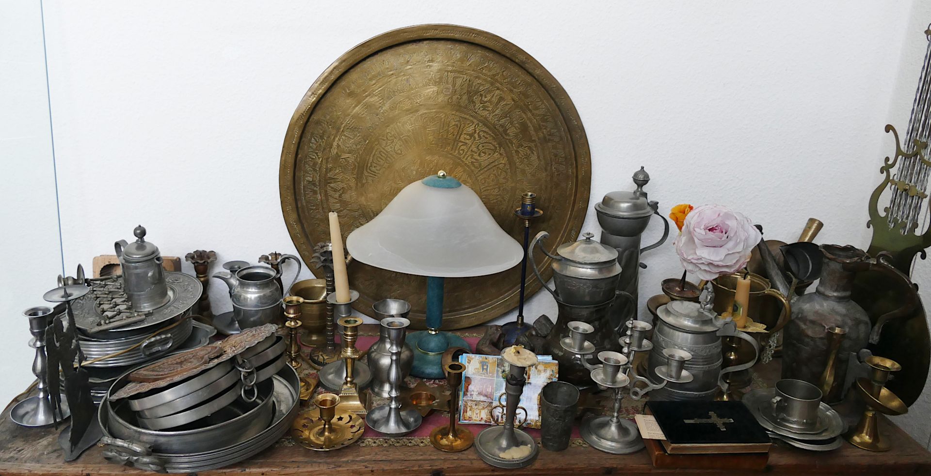 1 Posten Metallwaren: Zinn, Messing, Kupfer, Glas sowie Burgunder-Uhr um 1850, mit Bild, Schnitzerei