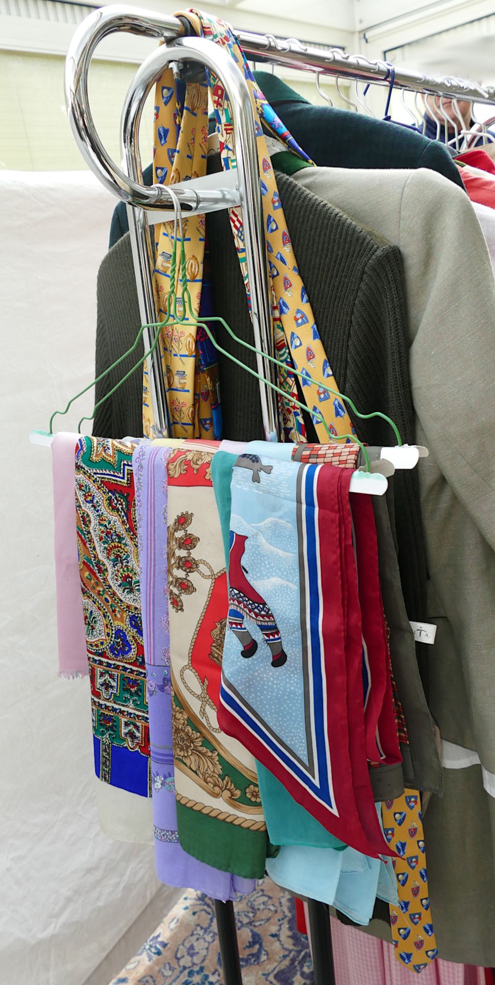 2 Kleiderständer mit Damenkleidung und Pelze, Taschen, Tücher, ca Gr. 36/38, Trachtenmode z.T. Loden - Bild 3 aus 4