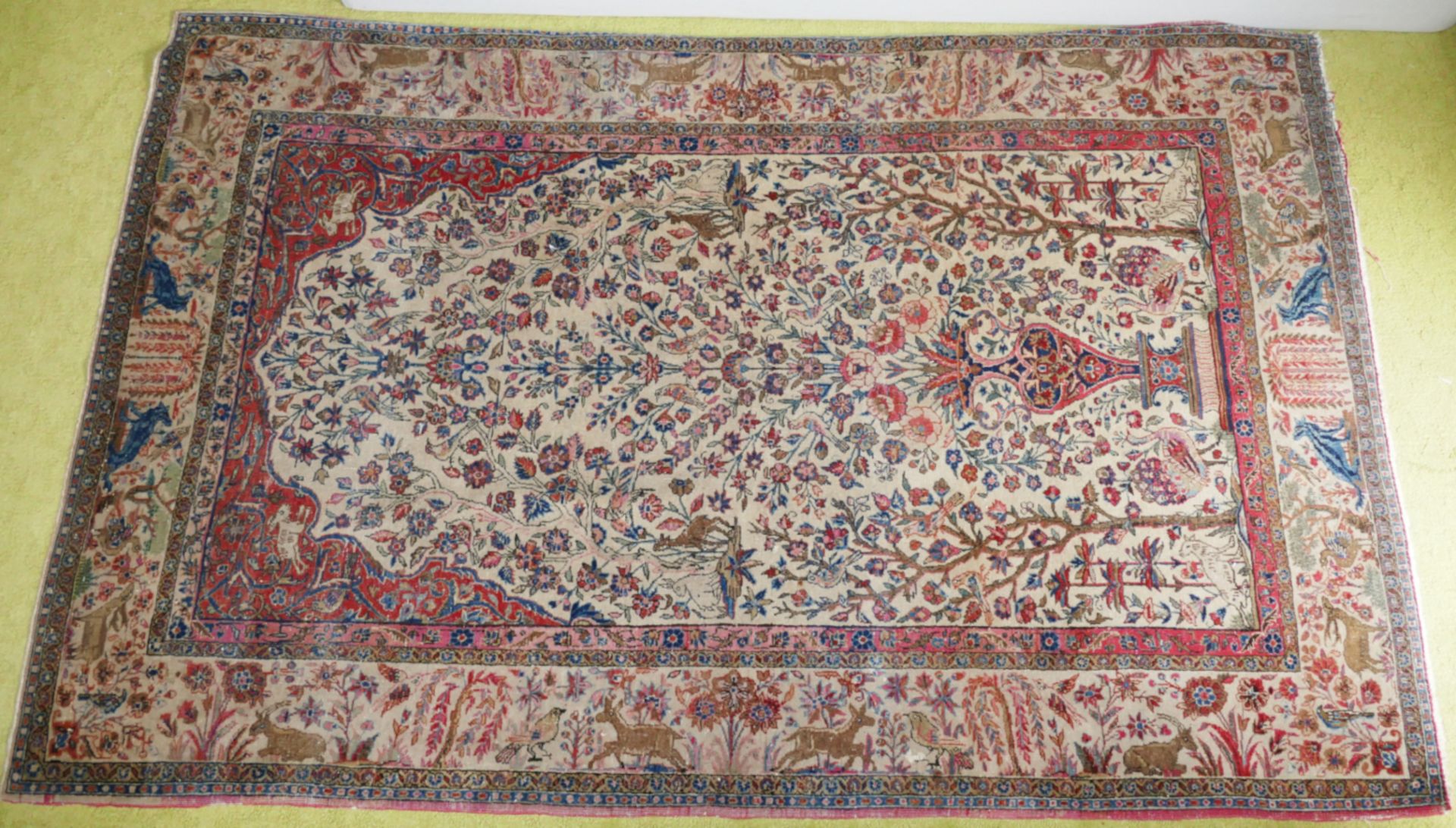 1 Orientteppich Vasen- und Tiermotiv, wohl 1. Drittel 20. Jh., Fransen beschnitten, ca. 207 x 130 cm