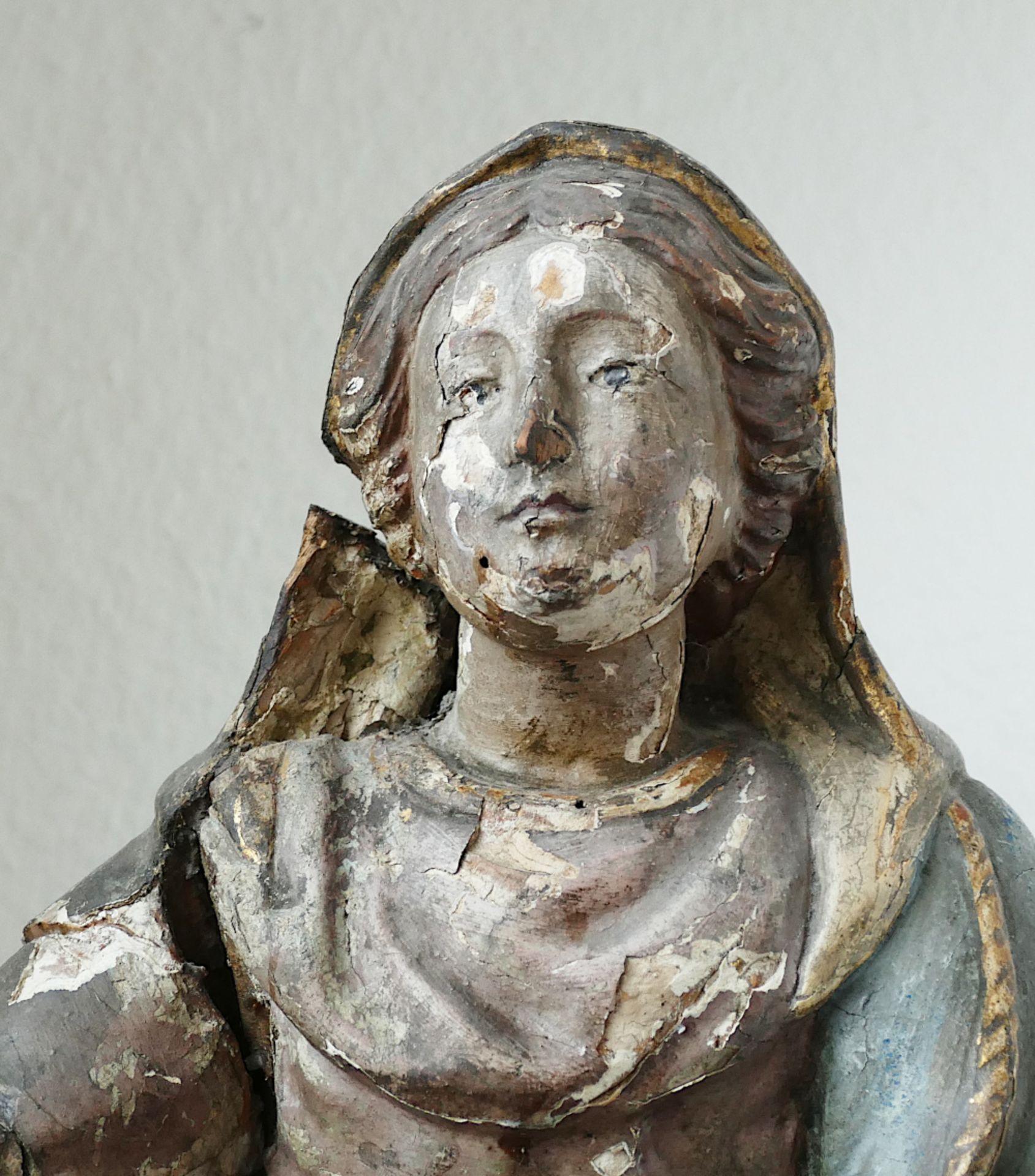 1 Holzfigur Madonna mit Kind, wohl 18. Jh., alpenländisch, orig. bem., besch., Teile fehlen, H 50 cm - Bild 2 aus 4