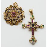 1 Anhänger "Kreuz", Gesamtlänge ca. 5,8cm, 1 Anhänger/Brosche, Gesamtlänge ca. 4cm, je GG 18ct.,