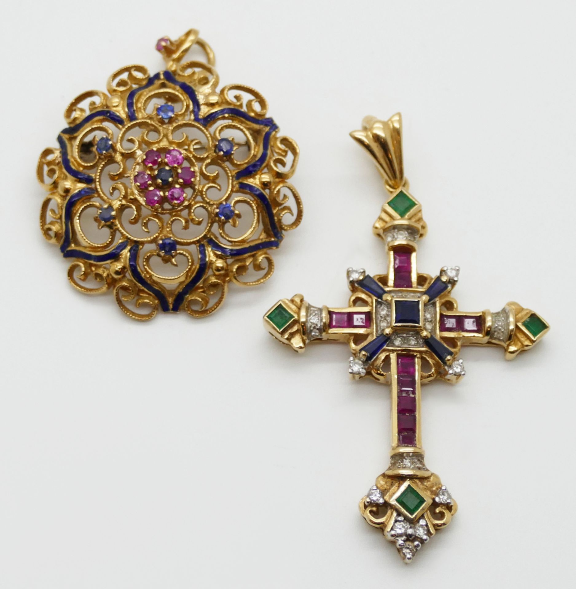 1 Anhänger "Kreuz", Gesamtlänge ca. 5,8cm, 1 Anhänger/Brosche, Gesamtlänge ca. 4cm, je GG 18ct.,